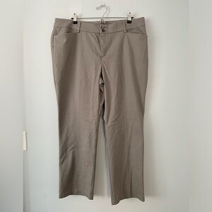 Lee Regular Fit Straight Leg Size 18 Short Gray Pants Mid Rise Secretly Shapes